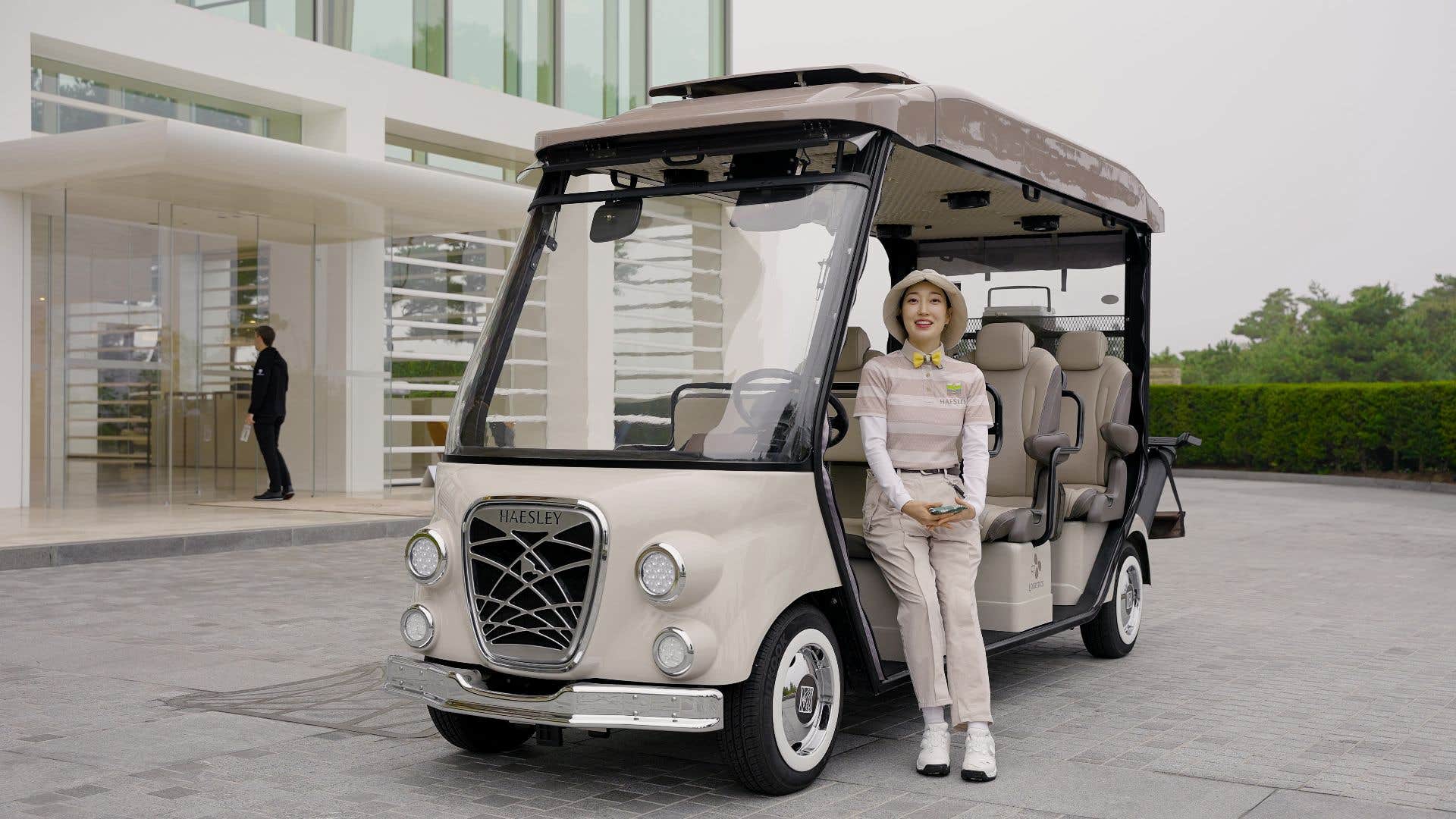 'Limousine' golf carts? Yep, in South Korea golfers ride in style